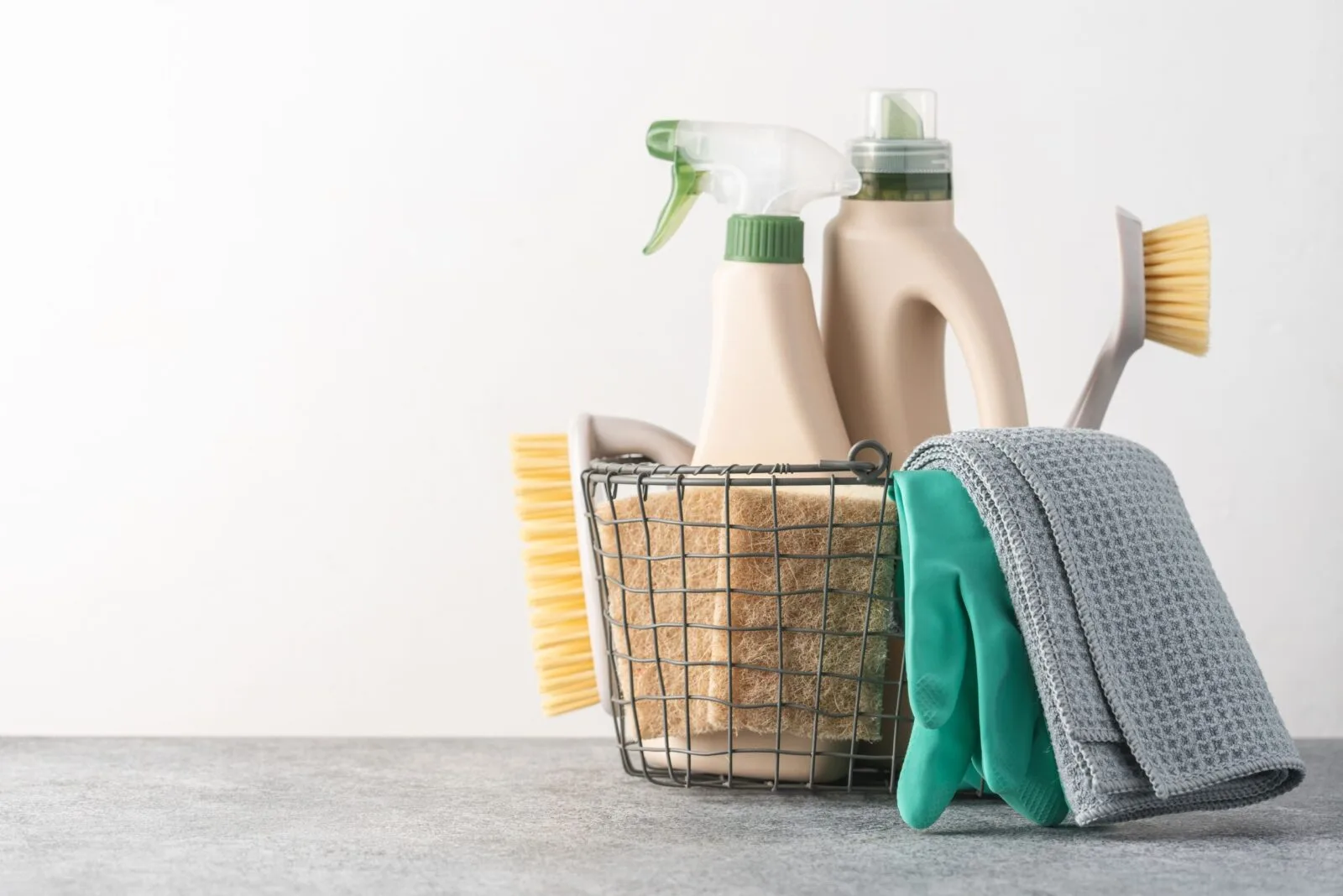 Cleaning Showdown: Eco-Friendly Solutions vs. Powerful Products – Finding Your Perfect Match